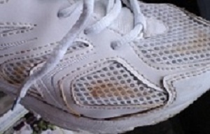 白い運動靴の茶色のしみ