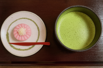 重陽の節句、お抹茶と菊の練切の和菓子 着綿