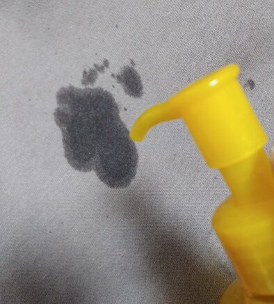 スエットについた油じみをクレンジングオイルで落とす