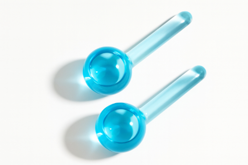 TikTokやASMRスパ動画 青い液体が入ったガラスのような美容ツール アイスグローブ Ice Globes