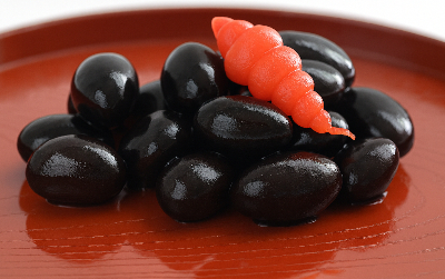 ちょろぎ　おせちに入っている赤いちょろぎ.
黒豆とちょろぎ