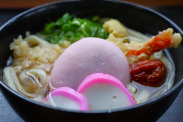 縁起のいい食べ物 年明けうどんはいつ食べる?年明けうどんにおすすめの赤い具材やトッピング