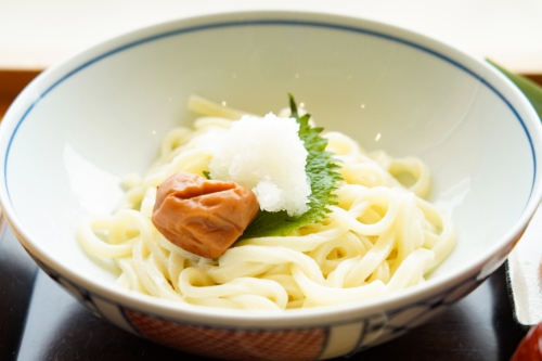 縁起のいい食べ物 年明けうどんはいつ食べる?年明けうどんにおすすめの赤い具材やトッピング